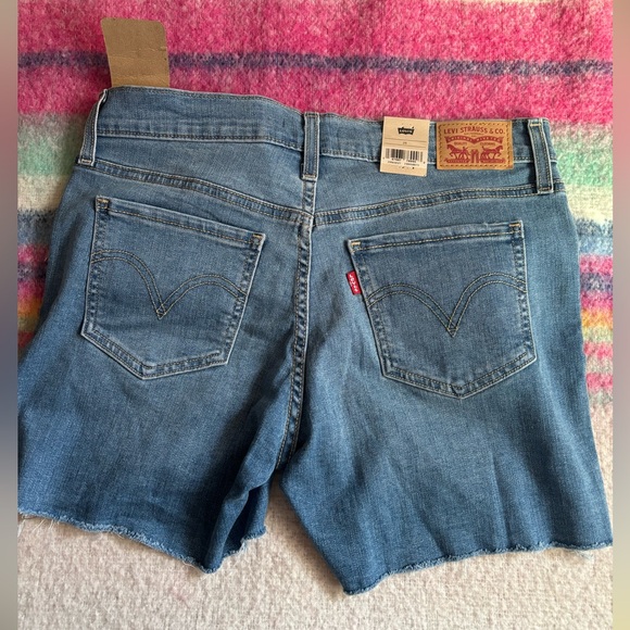 NWT Levis mid length denim shorts - Picture 5 of 6